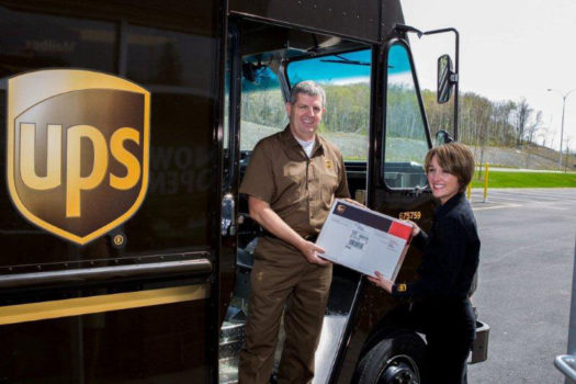 Livrare colet în Romania efectuată de un curier UPS prin platforma Post Express.