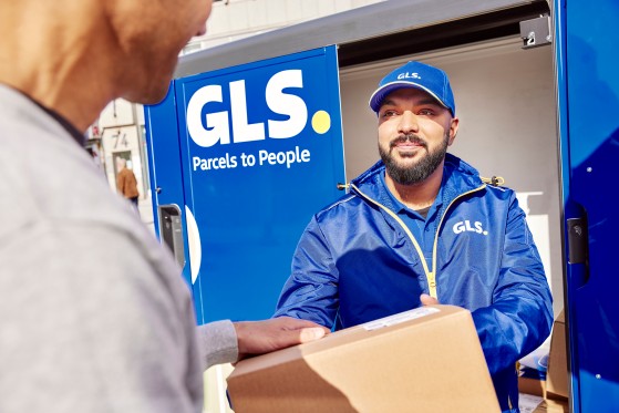 Expediere colete din Piatra Neamt catre Singapore 5 Curier GLS livrând un pachet expediat în Singapore prin intermediul Post Express.